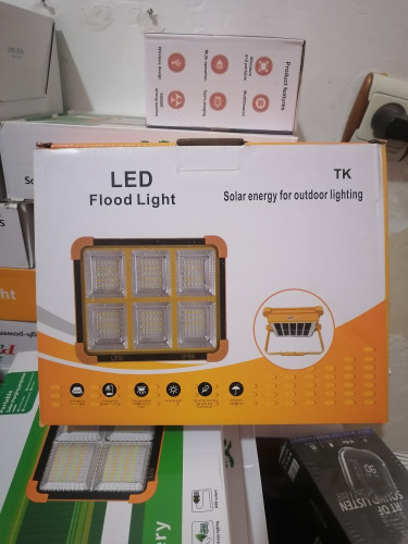 چراغ پروژکتوری خورشیدی TK LED با پاوربانک و 5 حالت نوردهی (IP66)
